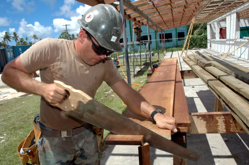 charpentier-CUEBRIS-min_worker_construction_building_carpenter_male_job_build_helmet-893290